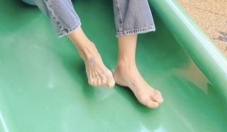 Jessica Szohr feet photo thumbnail