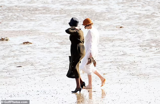 Jessie Buckley feet photo thumbnail