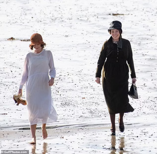 Jessie Buckley feet photo thumbnail