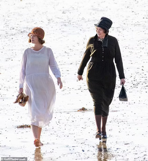 Jessie Buckley feet photo thumbnail