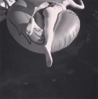 Jessie J feet photo thumbnail