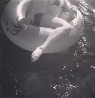 Jessie J feet photo thumbnail