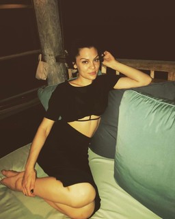Jessie J feet photo thumbnail