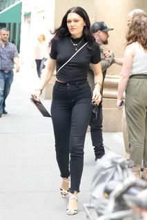 Jessie J feet photo thumbnail
