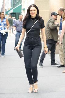 Jessie J feet photo thumbnail