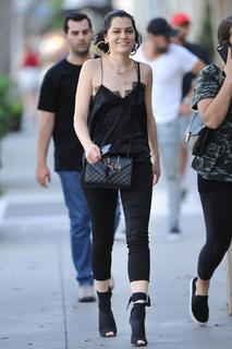 Jessie J feet photo thumbnail