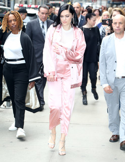 Jessie J feet photo thumbnail