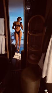 Jessie J feet photo thumbnail