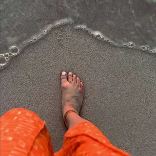 Jessie J feet photo thumbnail