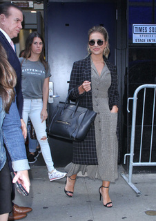 Jessie James Decker feet photo thumbnail