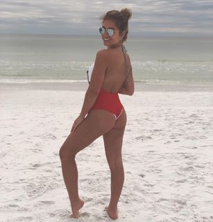 Jessie James Decker feet photo thumbnail