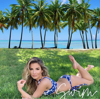 Jessie James Decker feet photo thumbnail
