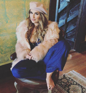 Jessie James Decker feet photo thumbnail