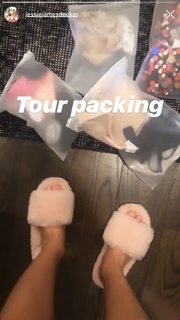 Jessie James Decker feet photo thumbnail