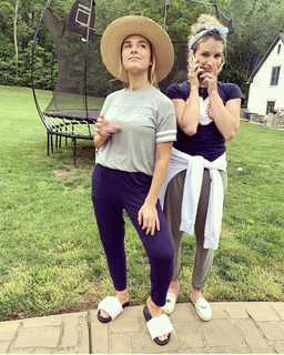 Jessie James Decker feet photo thumbnail