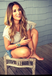 Jessie James Decker feet photo thumbnail