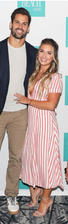 Jessie James Decker feet photo thumbnail
