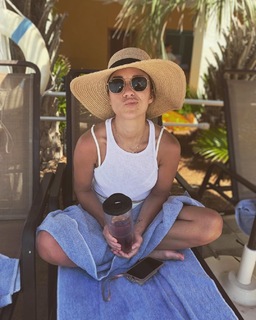 Jessie James Decker feet photo thumbnail