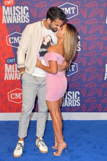 Jessie James Decker feet photo thumbnail