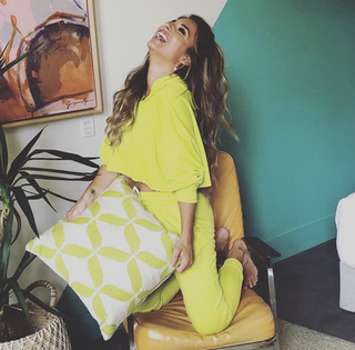 Jessie James Decker feet photo thumbnail