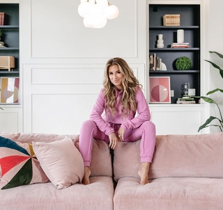 Jessie James Decker feet photo thumbnail