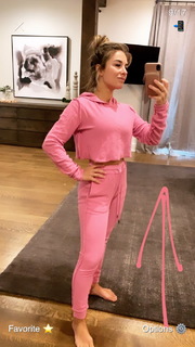 Jessie James Decker feet photo thumbnail