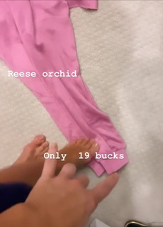 Jessie James Decker feet photo thumbnail