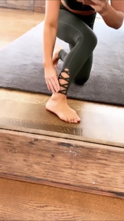 Jessie James Decker feet photo thumbnail