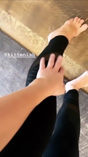 Jessie James Decker feet photo thumbnail
