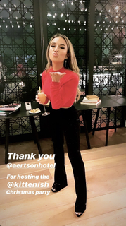 Jessie James Decker feet photo thumbnail