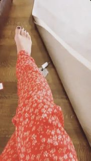 Jessie James Decker feet photo thumbnail