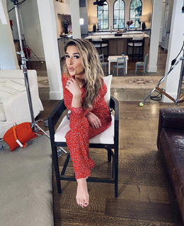 Jessie James Decker feet photo thumbnail