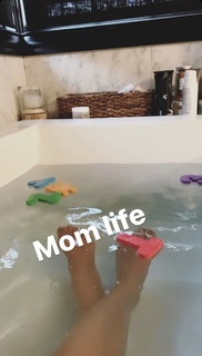 Jessie James Decker feet photo thumbnail