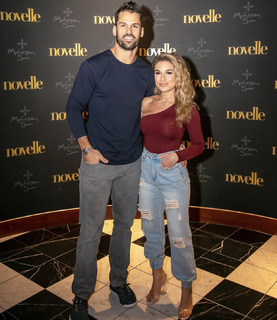 Jessie James Decker feet photo thumbnail