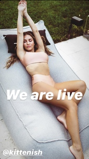 Jessie James Decker feet photo thumbnail
