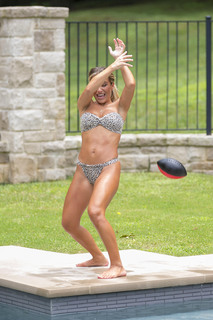 Jessie James Decker feet photo thumbnail