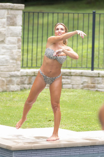 Jessie James Decker feet photo thumbnail