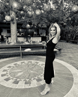 Jessie James Decker feet photo thumbnail