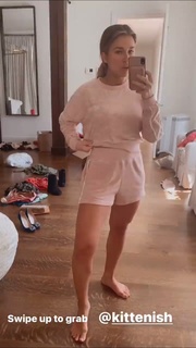 Jessie James Decker feet photo thumbnail
