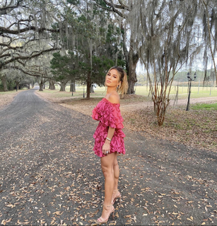 Jessie James Decker feet photo thumbnail