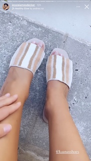 Jessie James Decker feet photo thumbnail