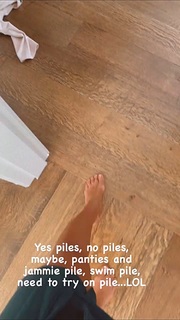 Jessie James Decker feet photo thumbnail