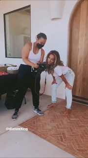 Jessie James Decker feet photo thumbnail
