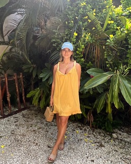 Jessie James Decker feet photo thumbnail