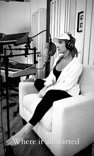 Jessie James Decker feet photo thumbnail