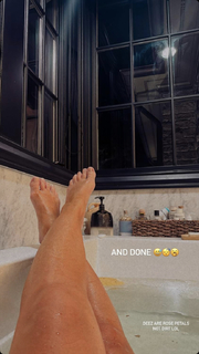 Jessie James Decker feet photo thumbnail