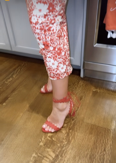 Jessie James Decker feet photo thumbnail