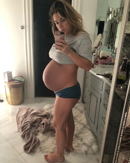 Jessie James Decker feet photo thumbnail
