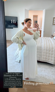 Jessie James Decker feet photo thumbnail