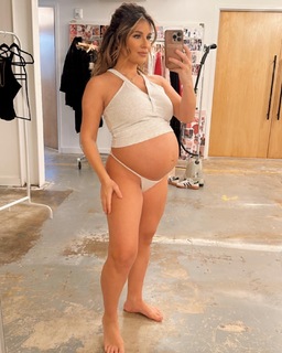 Jessie James Decker feet photo thumbnail